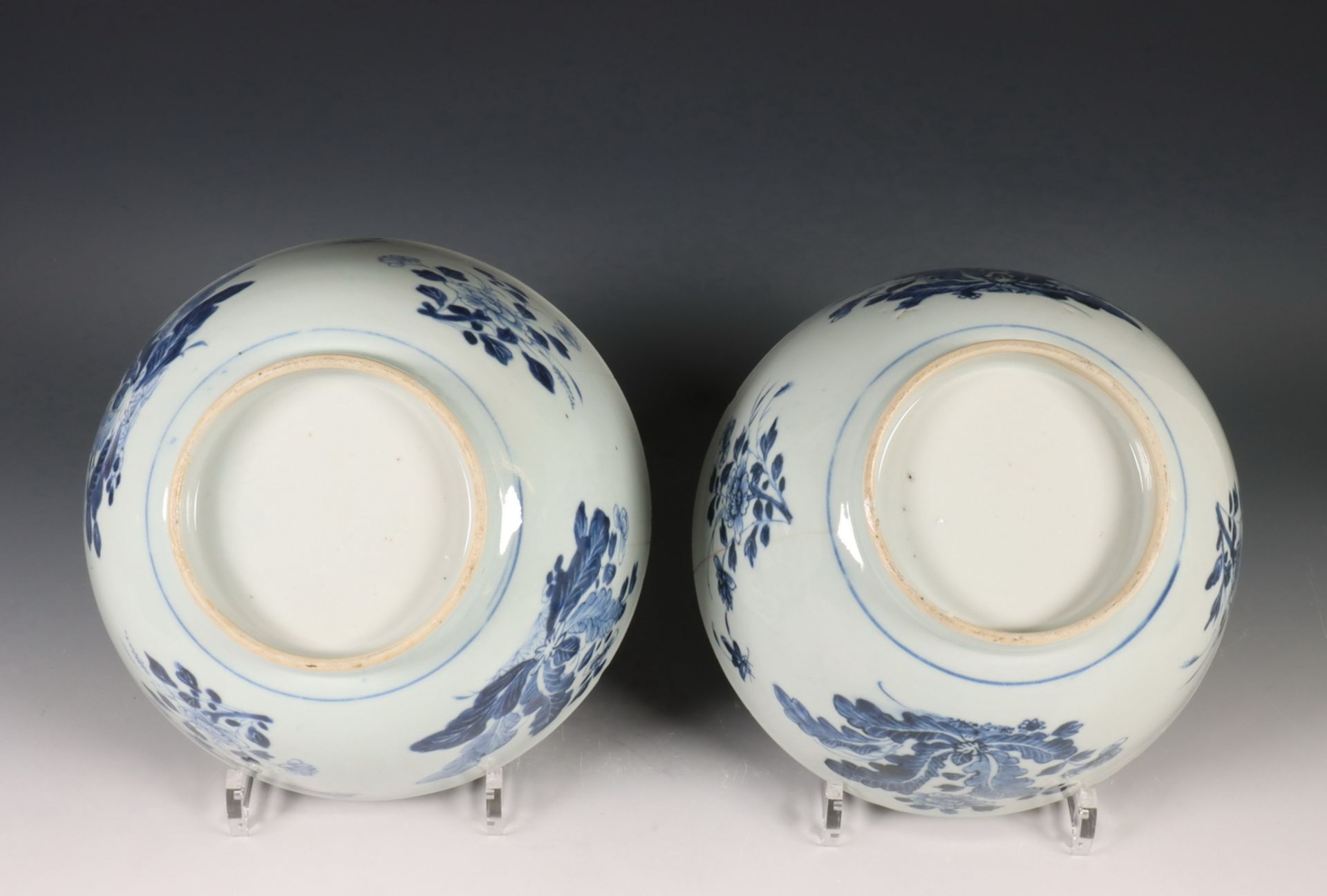 China, twee blauw-wit porseleinen kommen, laat 18e eeuw, - Image 2 of 7