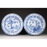 China, twee blauw-wit porseleinen schotels, ca. 1800,