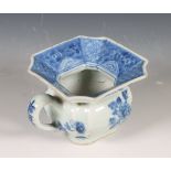 China, blauw-wit porseleinen kwispedoor, Qianlong periode (1736-1795),