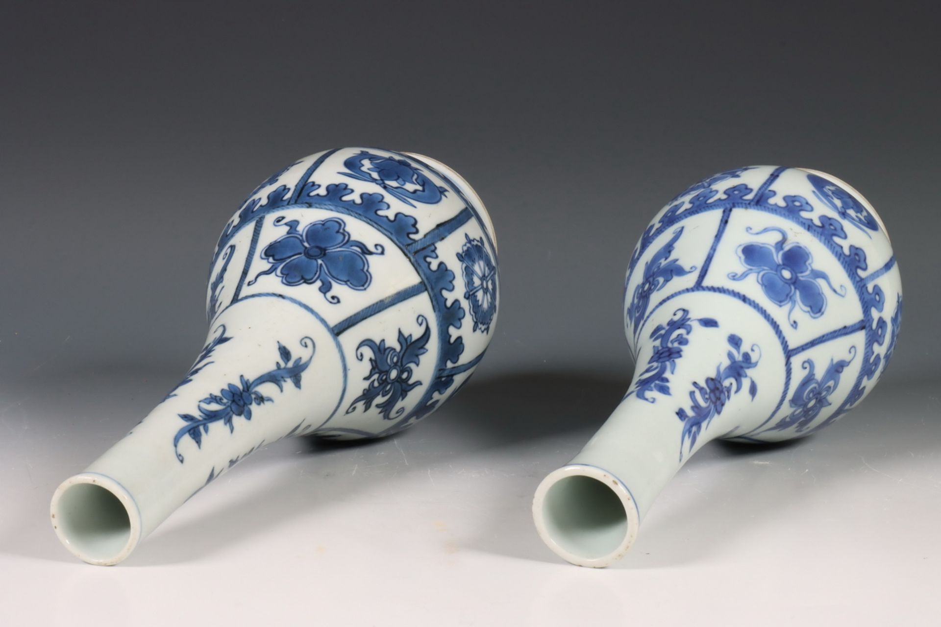 China, paar blauw-wit porseleinen vazen, Kangxi periode (1662-1722), - Image 5 of 6