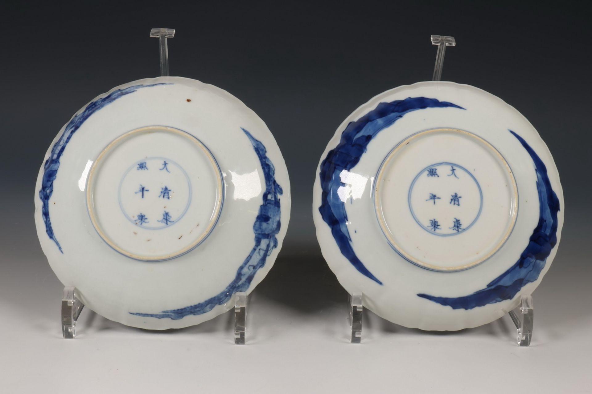 China, paar blauw-wit porseleinen schoteltjes, beide met Kangxi zeskaraktermerk en uit de periode (1 - Bild 2 aus 2