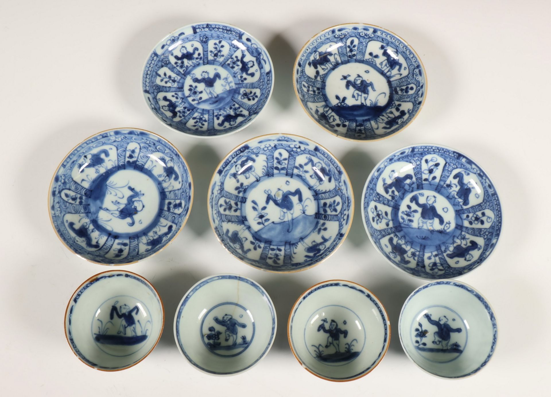 China, twee sets blauw-wit porseleinen theekommen en schotels, 18e eeuw, - Image 5 of 6