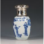 China, zilvergemonteerd blauw-wit porseleinen theebusje, Kangxi periode (1662-1722), het zilver met