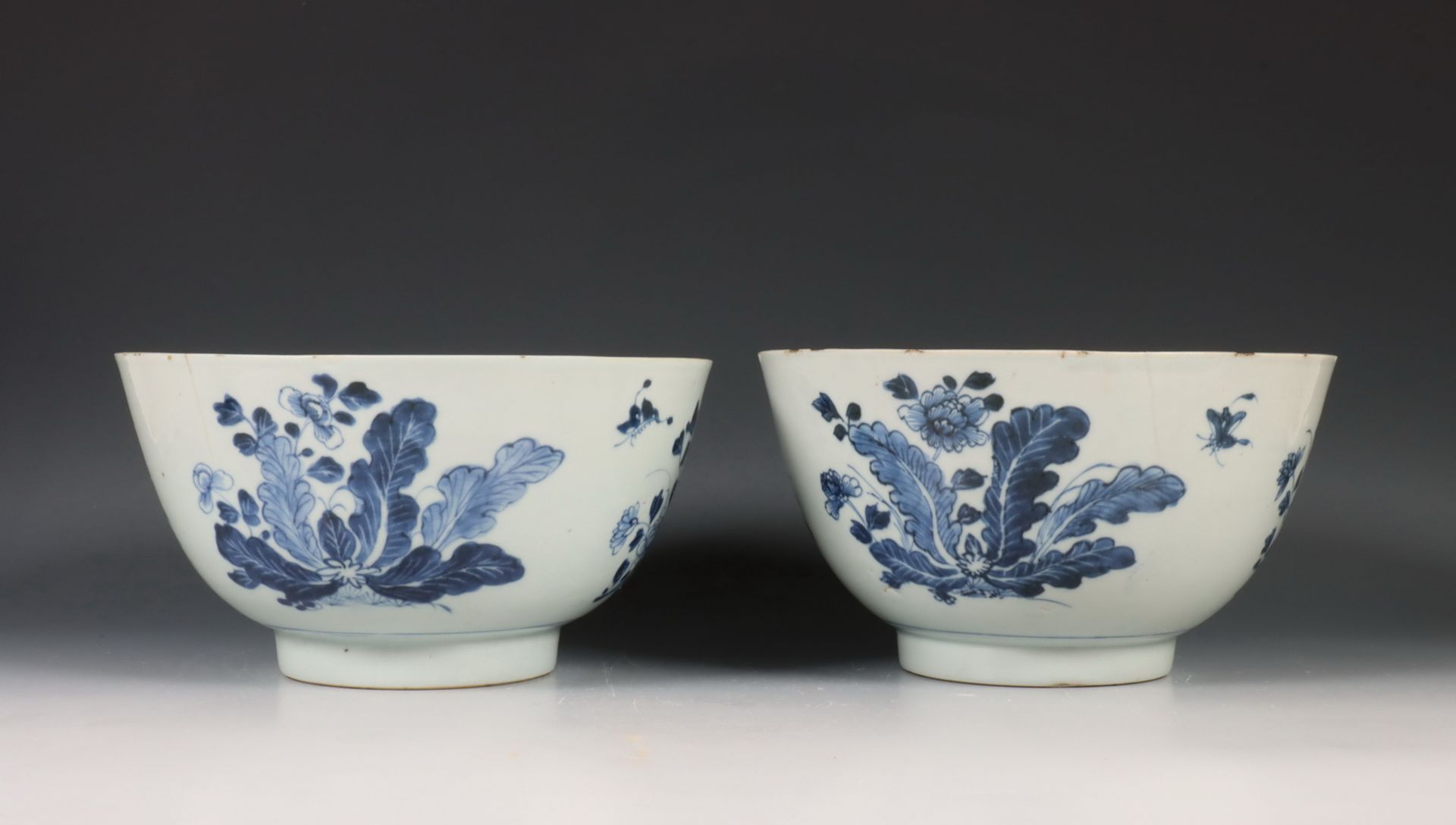 China, twee blauw-wit porseleinen kommen, laat 18e eeuw, - Image 5 of 7