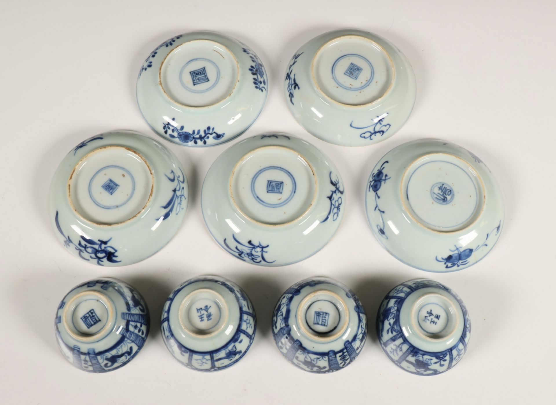 China, twee sets blauw-wit porseleinen theekommen en schotels, 18e eeuw, - Image 6 of 6
