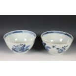 China, twee blauw-wit porseleinen kommen, laat 18e eeuw,