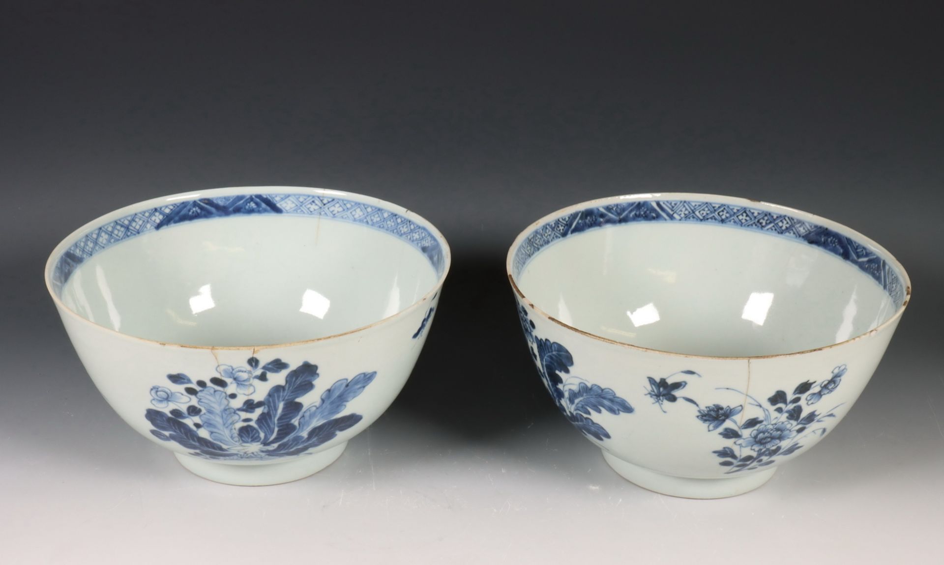 China, twee blauw-wit porseleinen kommen, laat 18e eeuw,