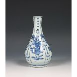 China, blauw-wit 'kraakporseleinen' vaasje, Wanli periode (1572-1620),