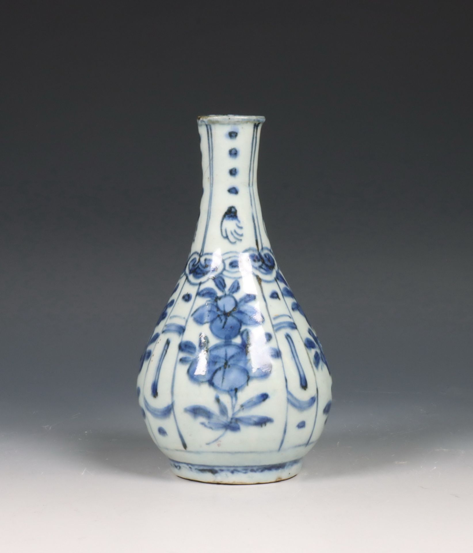 China, blauw-wit 'kraakporseleinen' vaasje, Wanli periode (1572-1620),