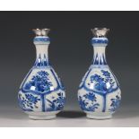 China, paar zilvergemonteerde blauw-wit porseleinen vaasjes, Kangxi periode (1662-1722), het zilver