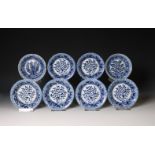 China, set van acht diepe blauw-wit porseleinen schoteltjes, 19e eeuw,