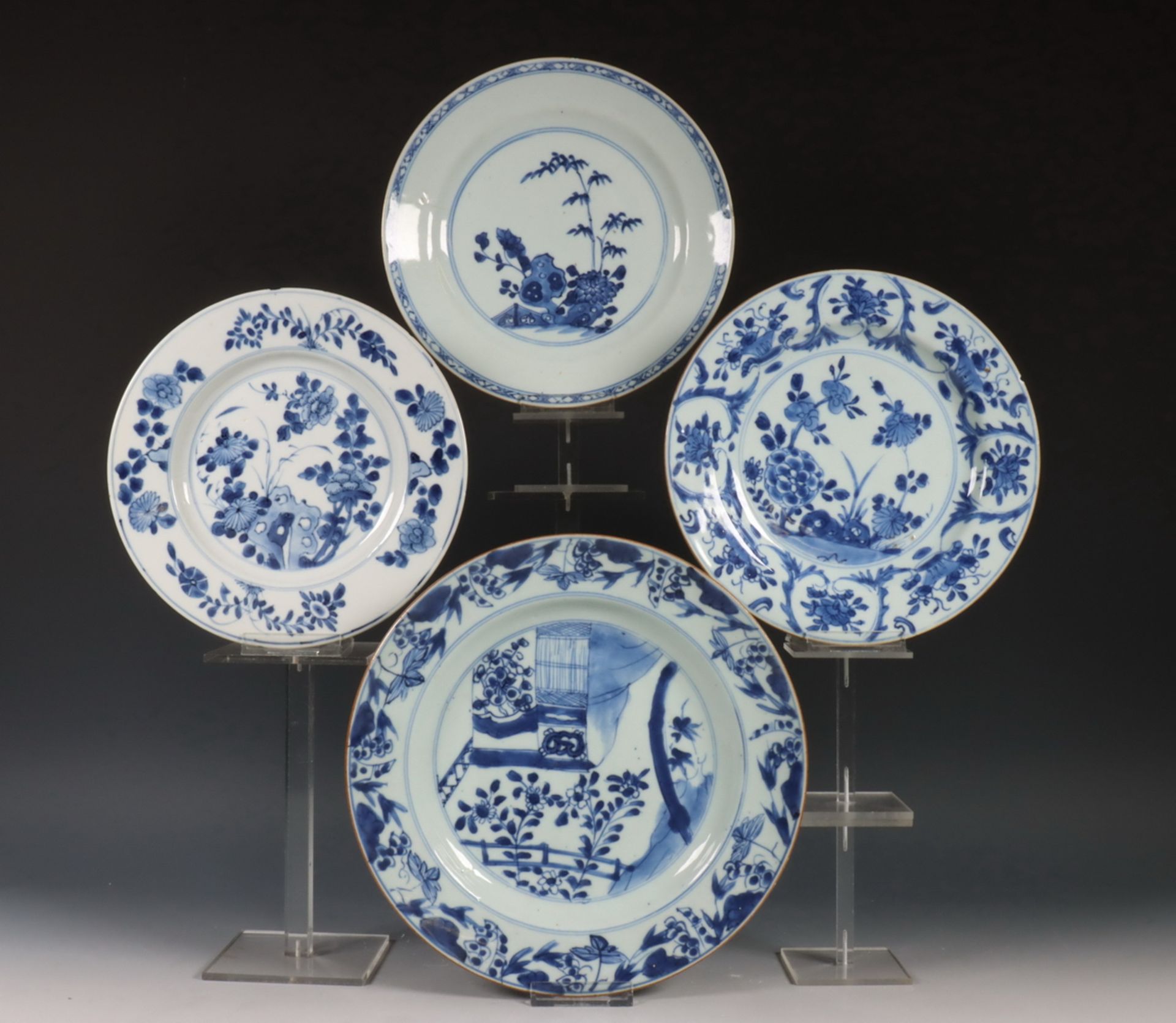 China, vier blauw-wit porseleinen borden, 18e eeuw,