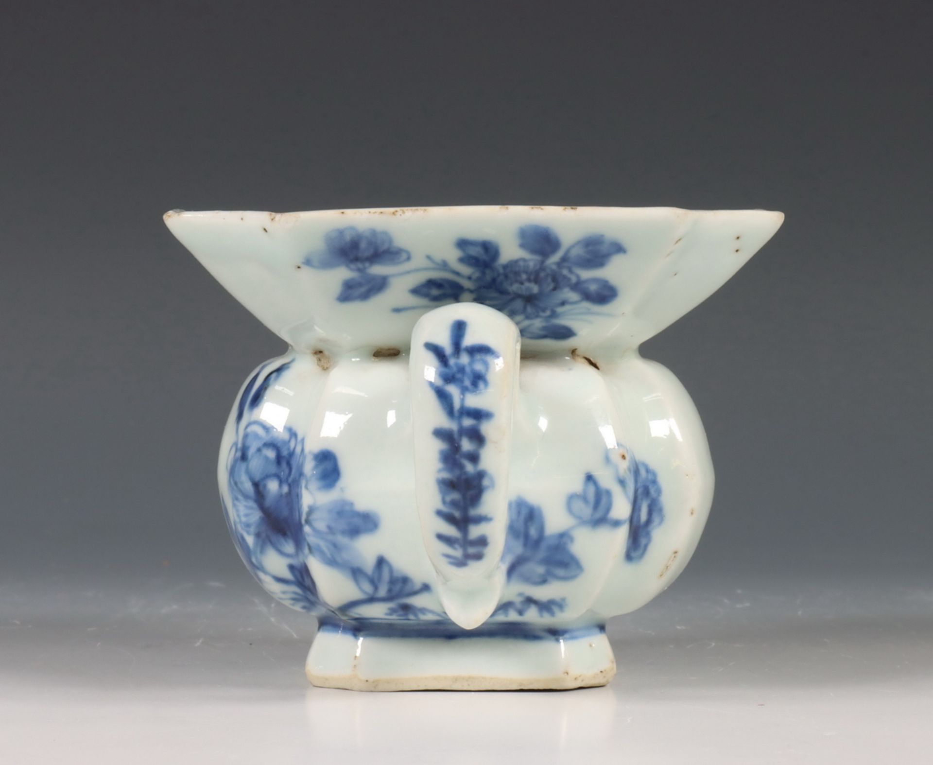 China, blauw-wit porseleinen kwispedoor, Qianlong periode (1736-1795), - Image 6 of 7