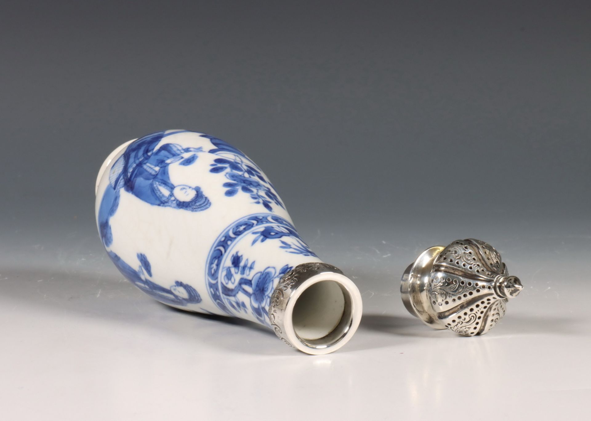 China, zilvergemonteerde blauw-wit porseleinen strooier, Kangxi periode (1662-1722), het zilver 19e - Image 5 of 6