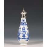 China, zilvergemonteerde blauw-wit porseleinen strooier, Kangxi periode (1662-1722), het zilver 19e