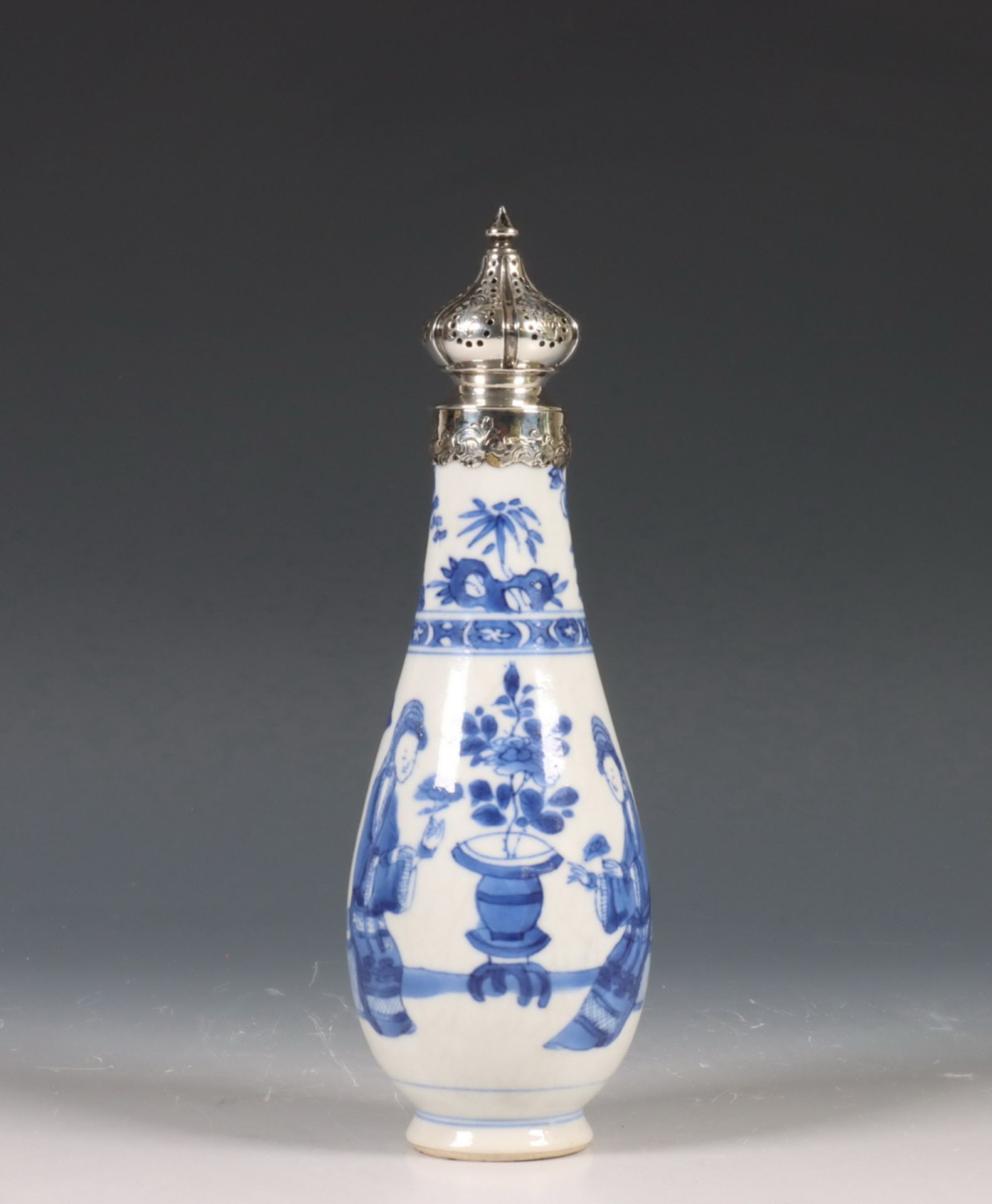 China, zilvergemonteerde blauw-wit porseleinen strooier, Kangxi periode (1662-1722), het zilver 19e