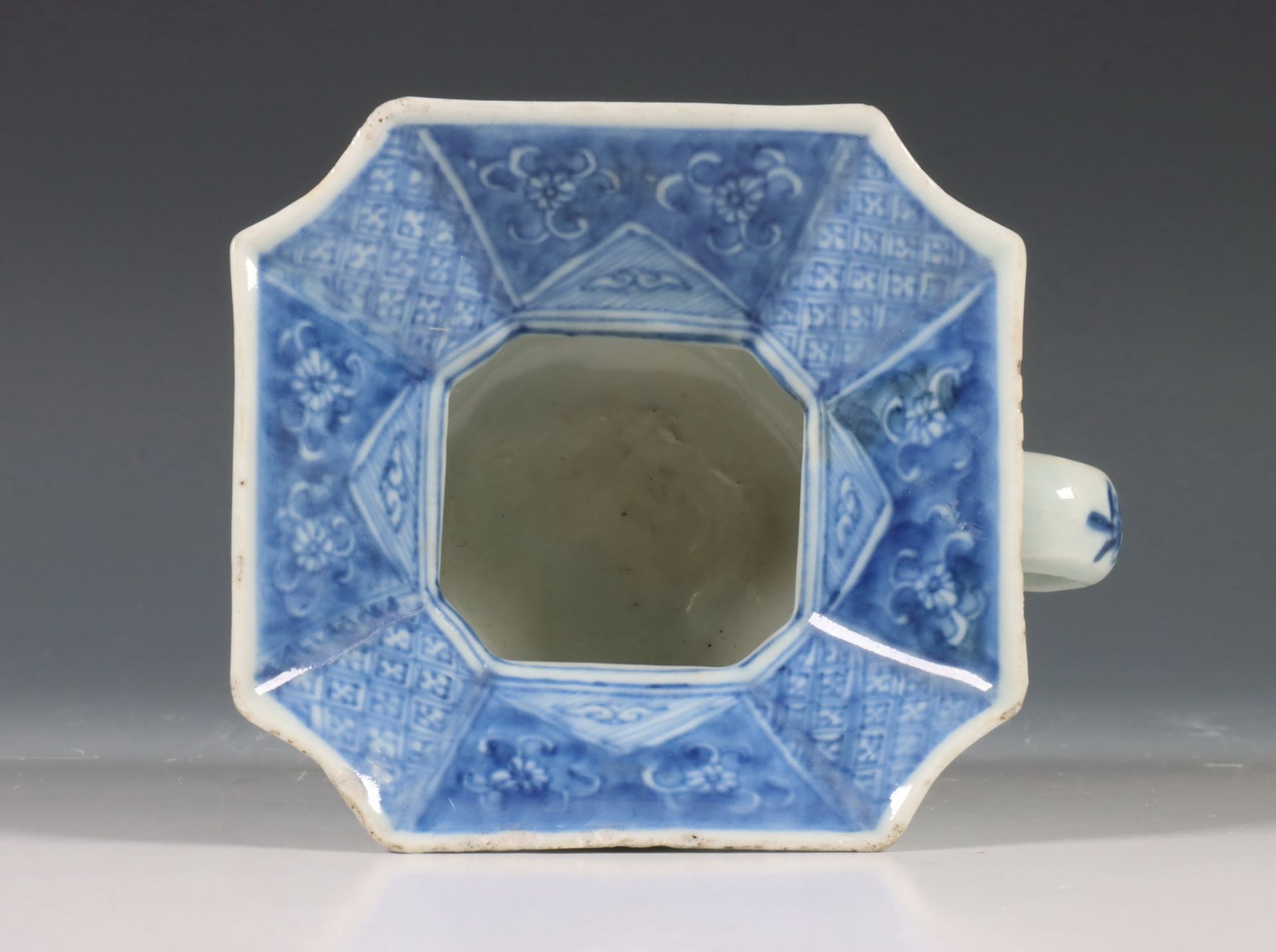 China, blauw-wit porseleinen kwispedoor, Qianlong periode (1736-1795), - Image 7 of 7