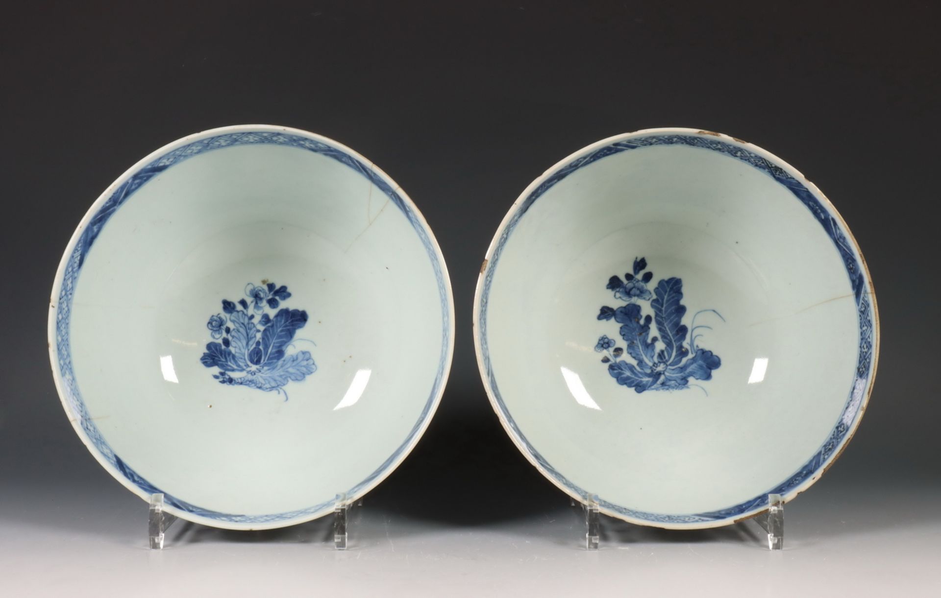China, twee blauw-wit porseleinen kommen, laat 18e eeuw, - Bild 7 aus 7