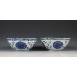 China, paar blauw-wit Overgangsperiode porseleinen kommen, midden 17e eeuw,