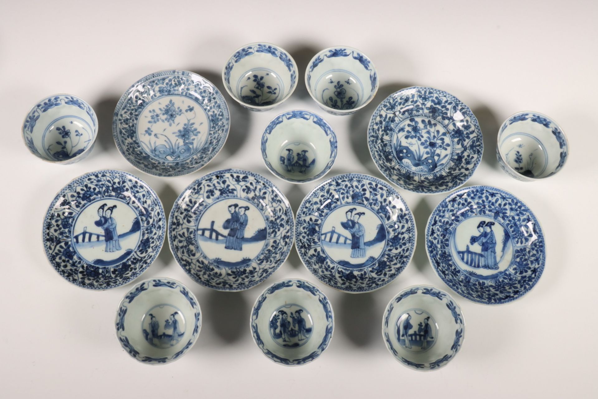 China, collectie blauw-wit porseleinen theekommen en schotels, Kangxi periode (1662-1722),