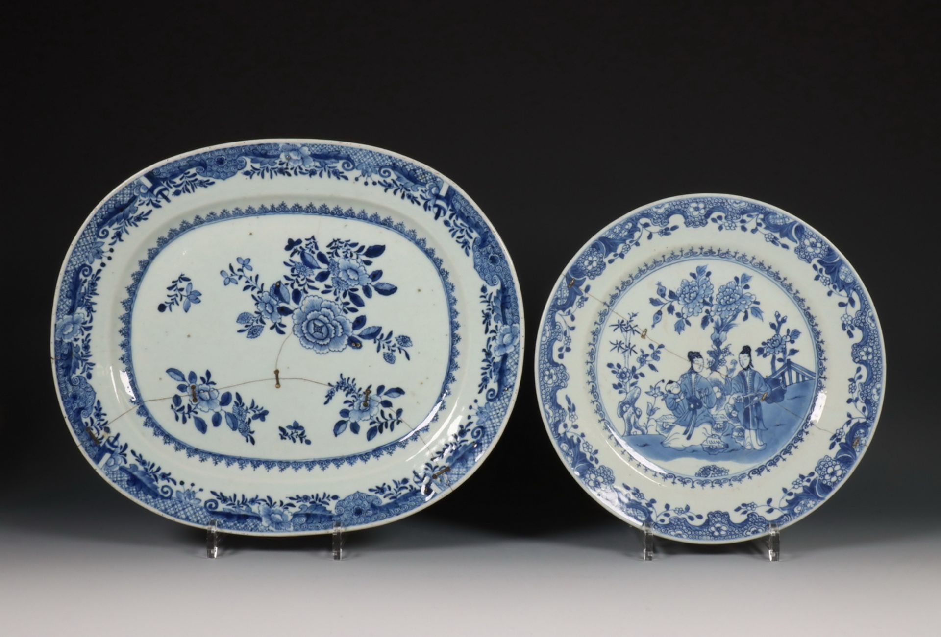 China, twee blauw-wit porseleinen dienschalen en een bord, Qianlong periode (1736-1795), - Image 3 of 4