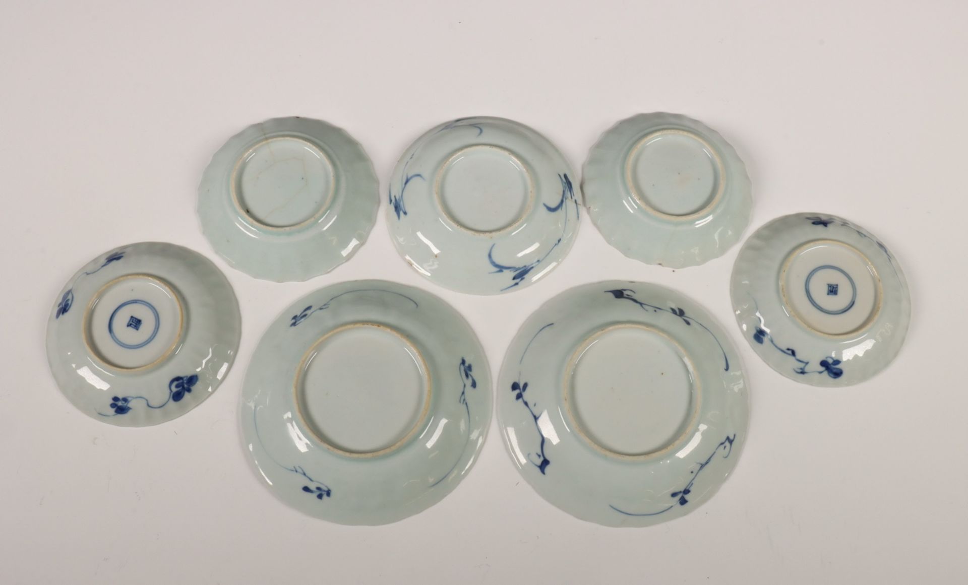 China, collectie blauw-wit porseleinen theekommen en schotels, Kangxi periode (1662-1722), - Image 4 of 4