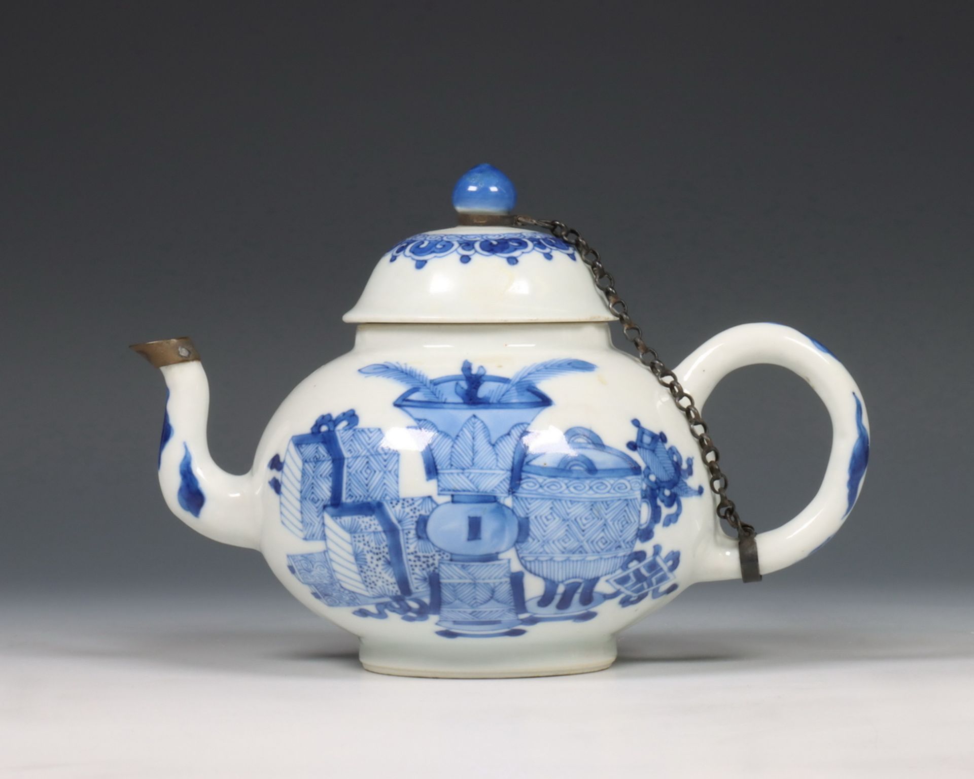 China, blauw-wit porseleinen trekpot, Kangxi periode (1662-1722),