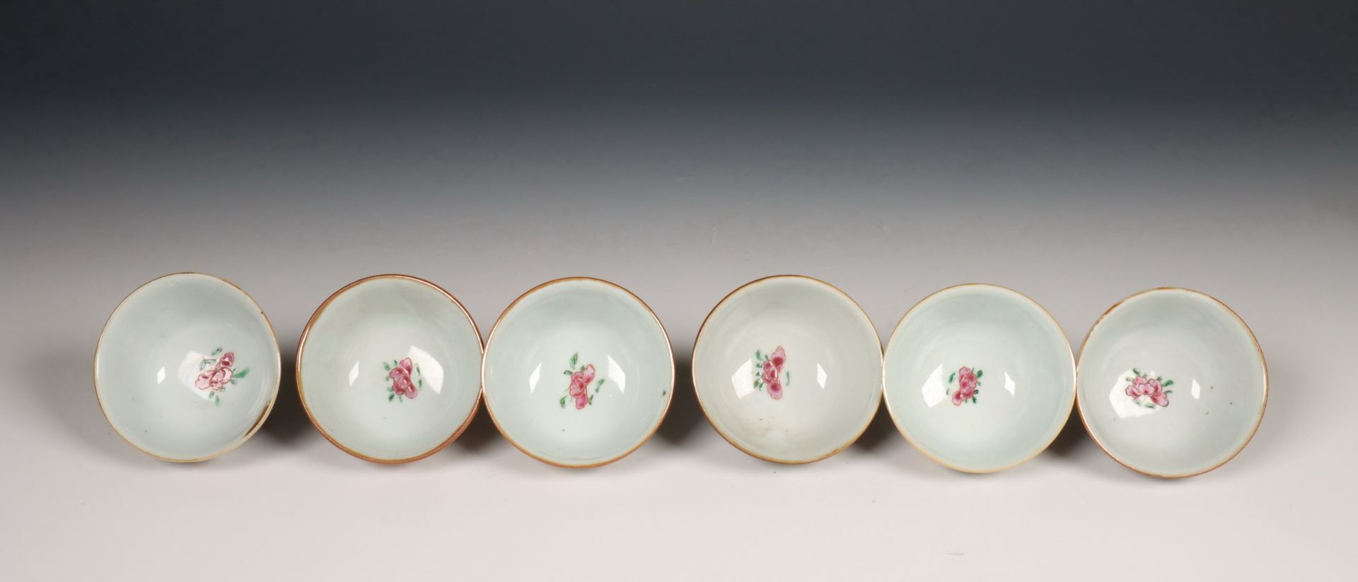 China, collectie famille rose capucijner porselein, Qianlong periode (1736-1795), - Bild 6 aus 8