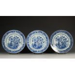 China, set van negen blauw-wit porseleinen borden, 18e eeuw,