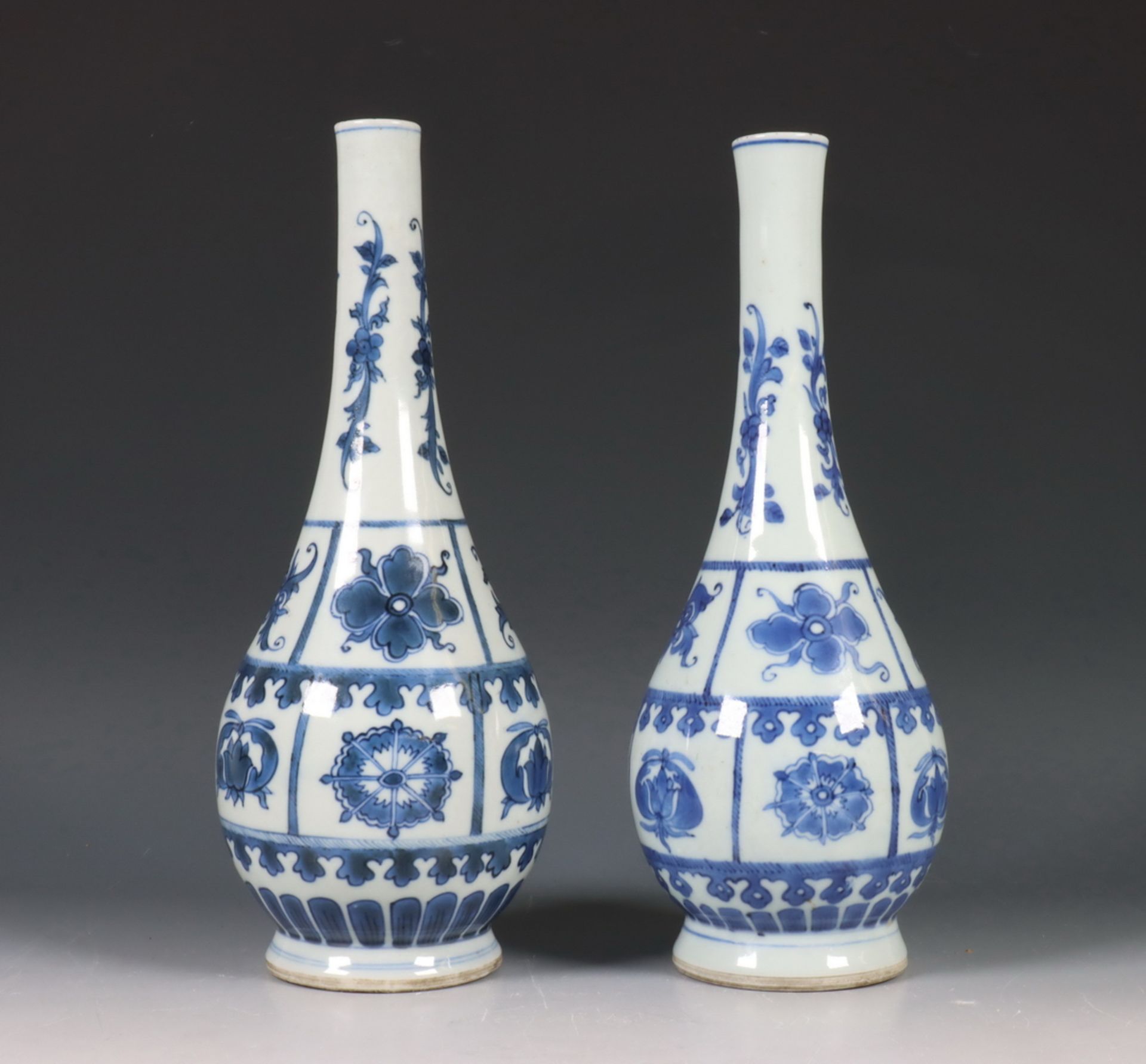 China, paar blauw-wit porseleinen vazen, Kangxi periode (1662-1722), - Image 3 of 6