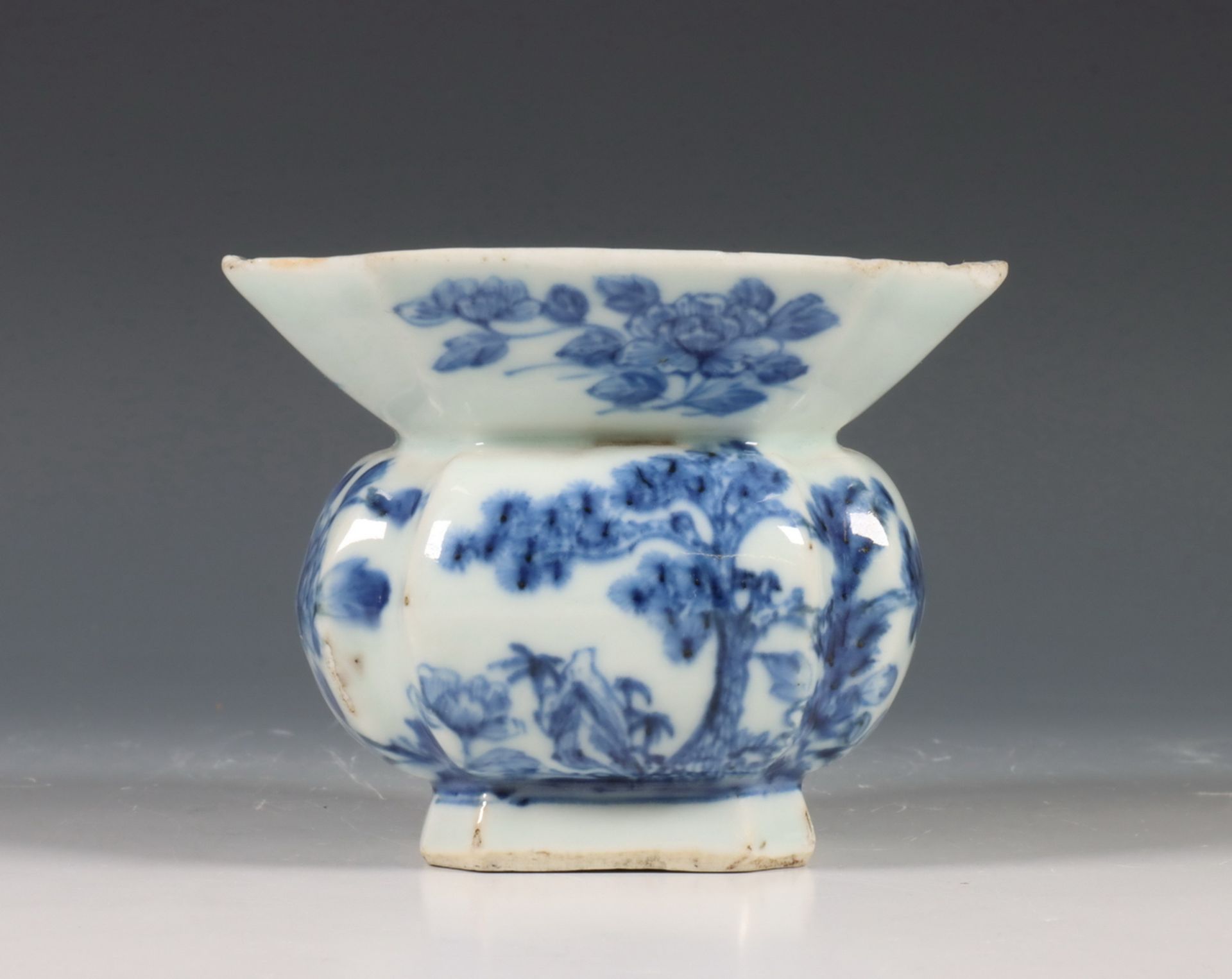 China, blauw-wit porseleinen kwispedoor, Qianlong periode (1736-1795), - Image 4 of 7