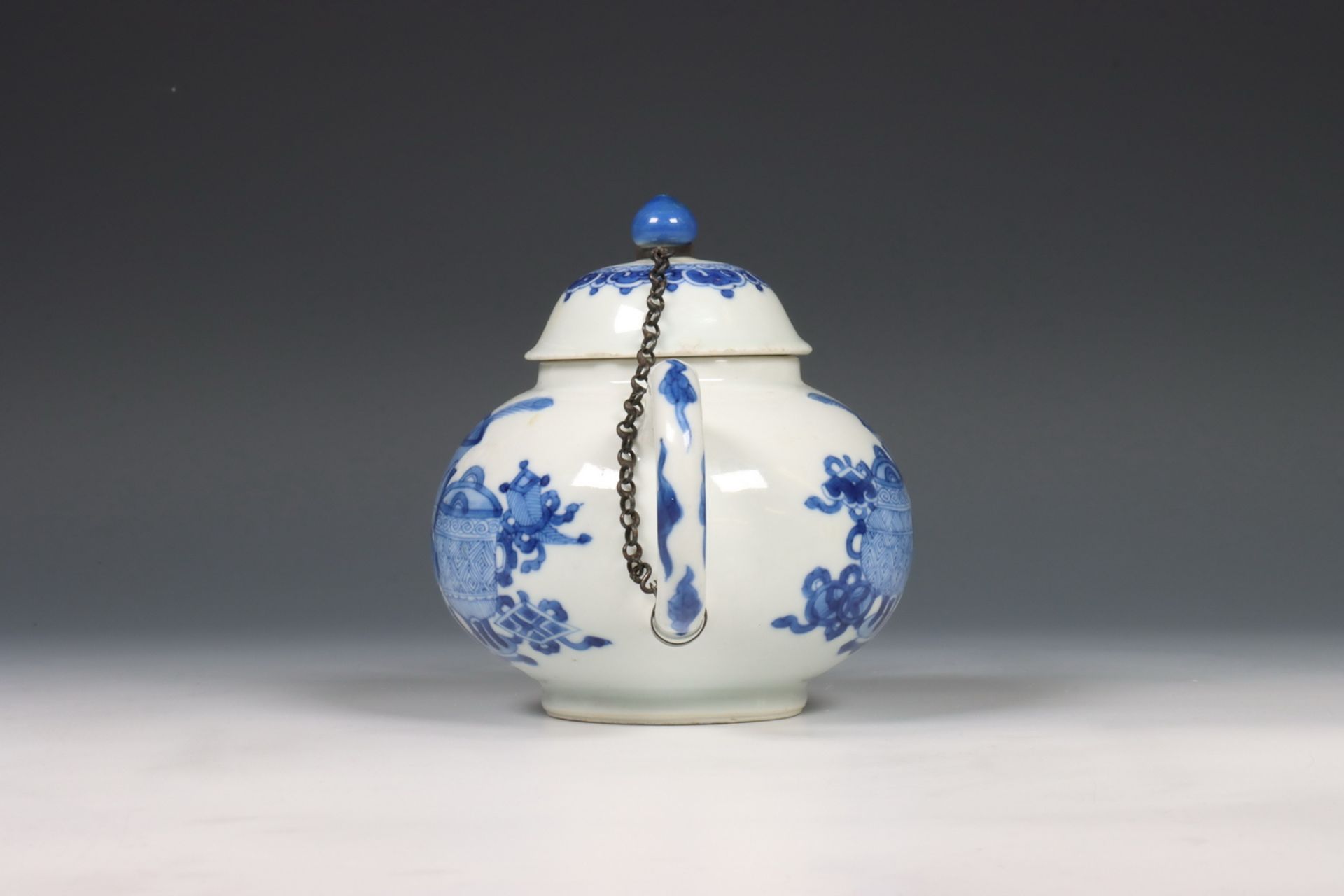 China, blauw-wit porseleinen trekpot, Kangxi periode (1662-1722), - Image 3 of 8