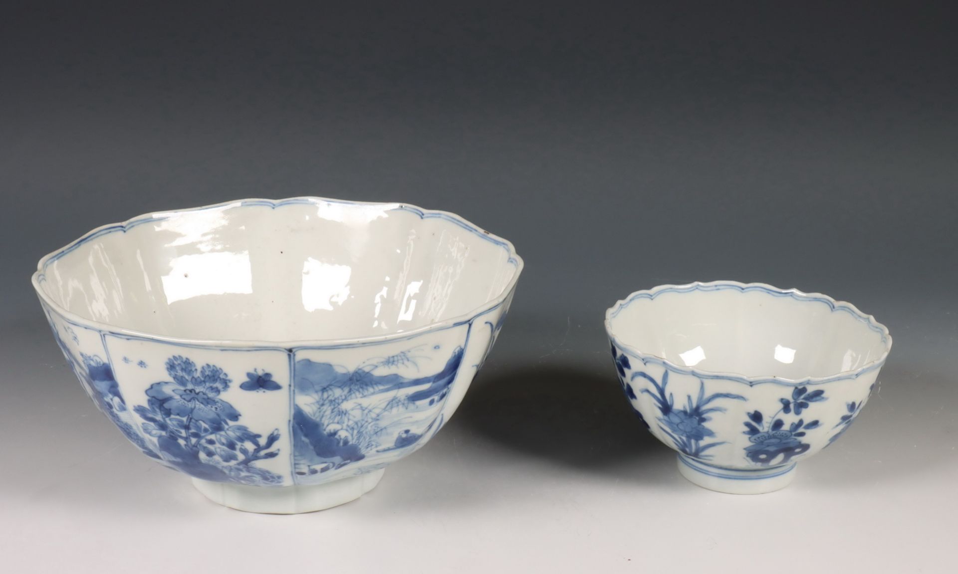 China, twee blauw-wit porseleinen kommen, Kangxi periode (1662-1722),