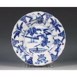 China, diep blauw-wit porseleinen bord, Kangxi zeskaraktermerk en uit de periode (1662-1722),