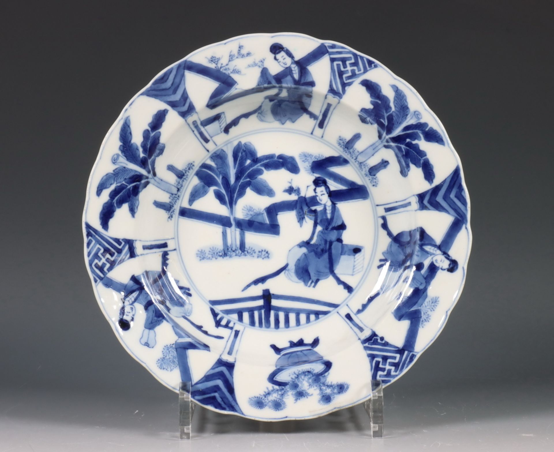 China, diep blauw-wit porseleinen bord, Kangxi zeskaraktermerk en uit de periode (1662-1722),