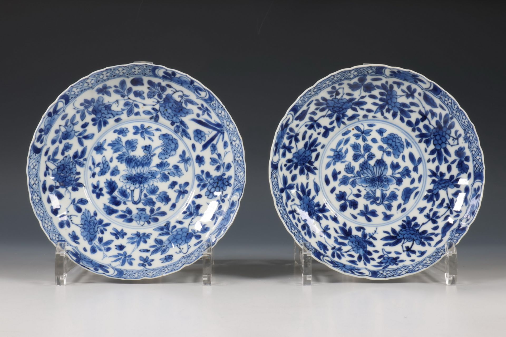 China, paar blauw-wit porseleinen schoteltjes, beide met Kangxi zeskaraktermerk en uit de periode (1