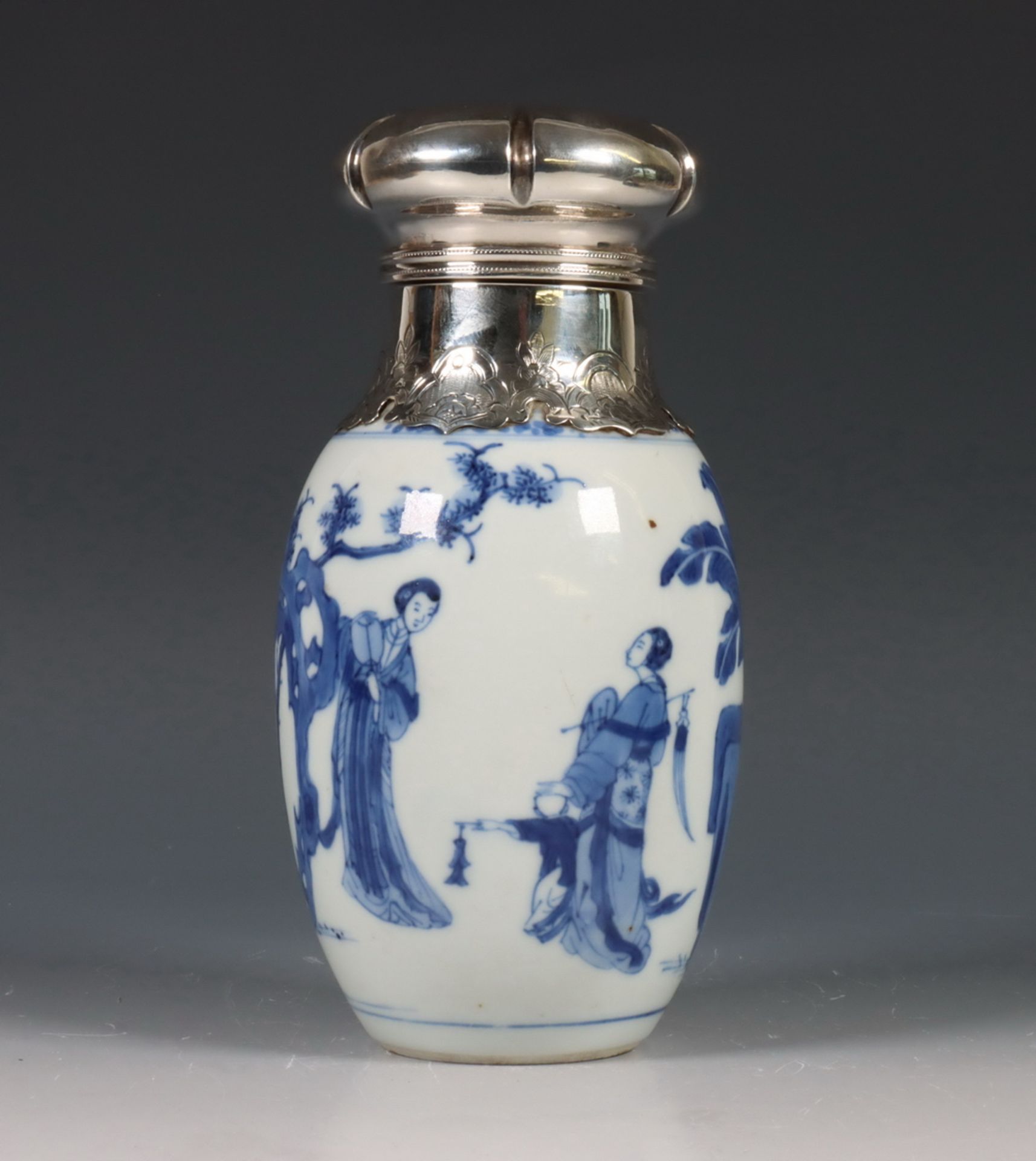 China, zilvergemonteerd blauw-wit porseleinen theebusje, Kangxi periode (1662-1722), het zilver met - Image 4 of 7