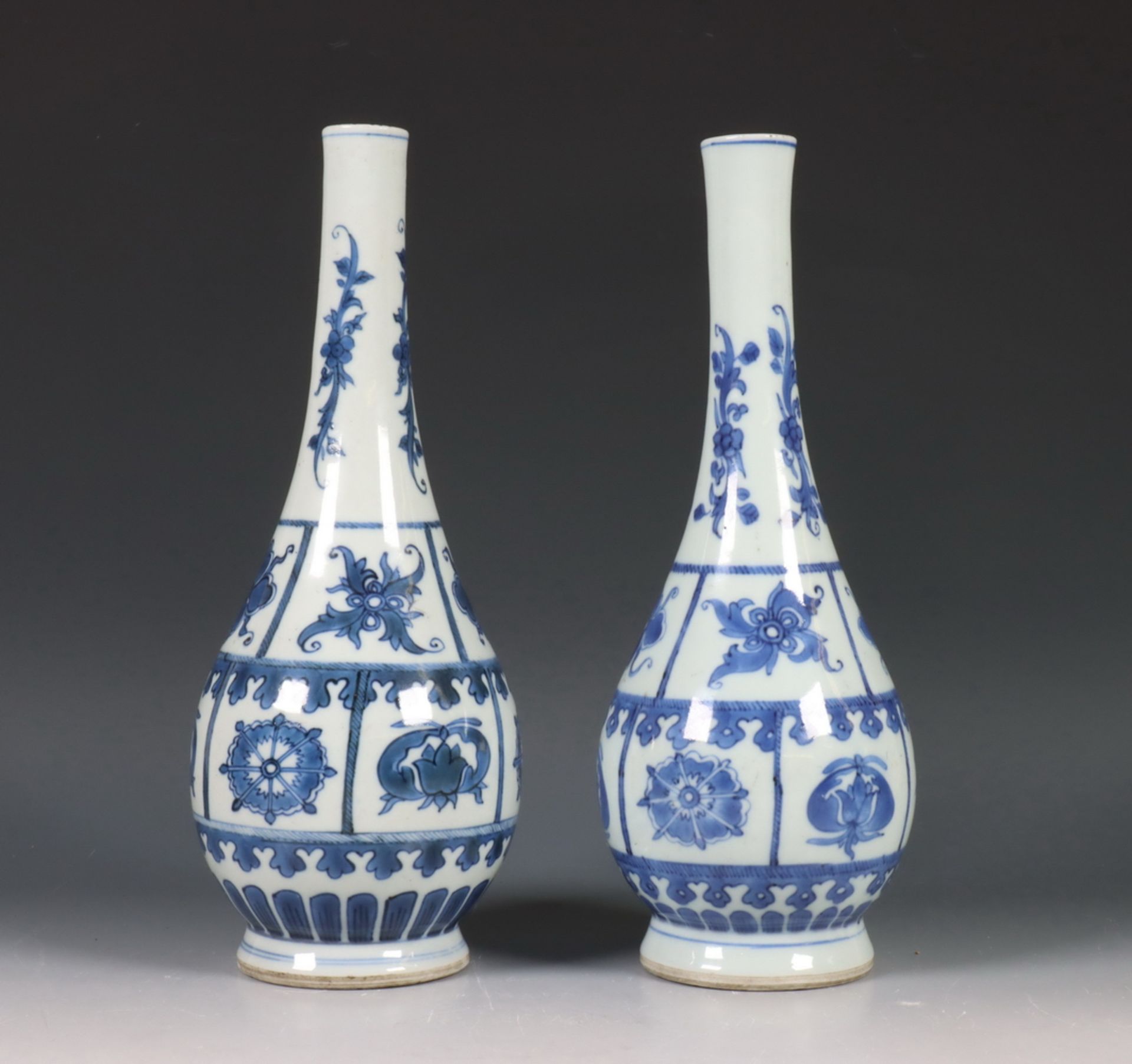 China, paar blauw-wit porseleinen vazen, Kangxi periode (1662-1722), - Image 2 of 6