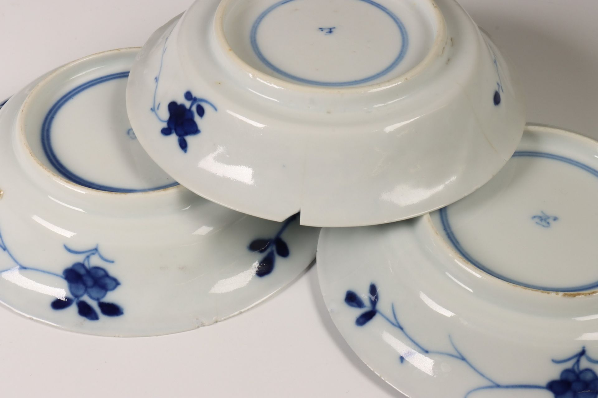 China, set van acht diepe blauw-wit porseleinen schoteltjes, 19e eeuw, - Image 3 of 3