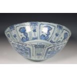 China, grote blauw-wit kraakporseleinen kom, Wanli periode (1572-1620),