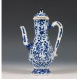 China, blauw-wit porseleinen schenkkannetje voor de Perzische markt, Kangxi periode (1662-1722),