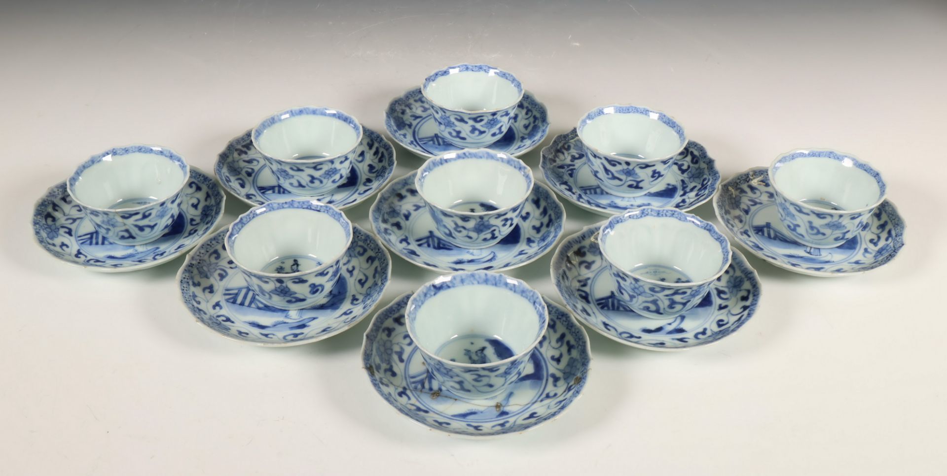 China, set van negen blauw-wit porseleinen theekoppen en schotels, Kangxi periode (1662-1722),