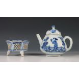 China, blauw-wit porseleinen theepotje en deksel en zoutvaatje, Kangxi periode (1662-1722) en 18e ee