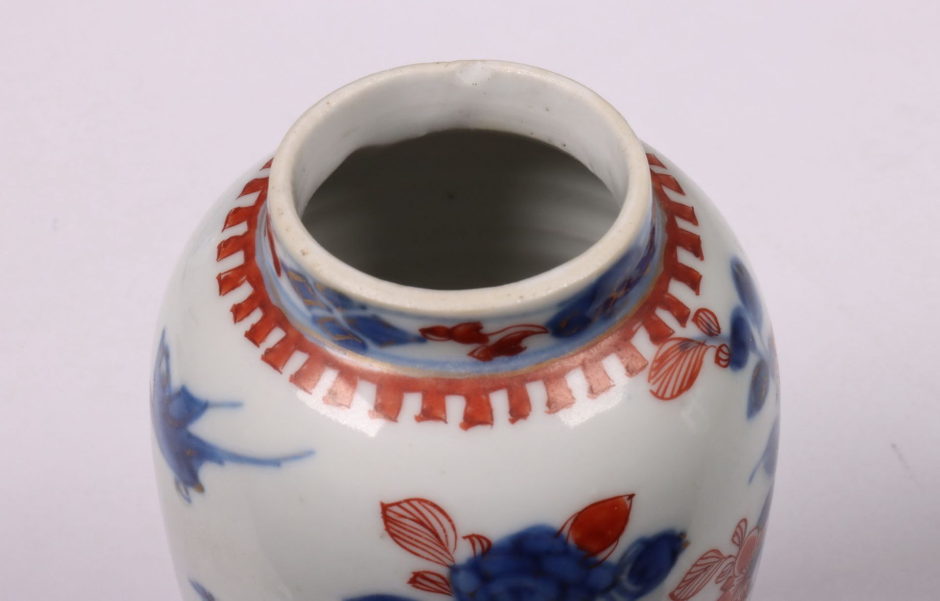 Japan, paar Imari porseleinen dekselvaasjes, 18e eeuw, - Image 2 of 7