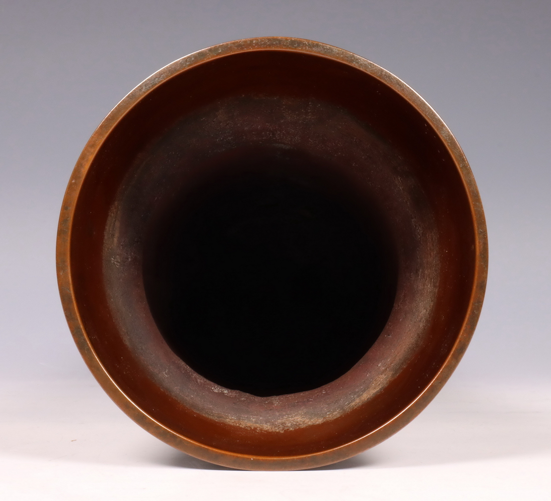 Japan, bruin gepatineerde bronzen vaas, gesigneerd Aida Tomiyasu (1901-1987), - Image 5 of 6