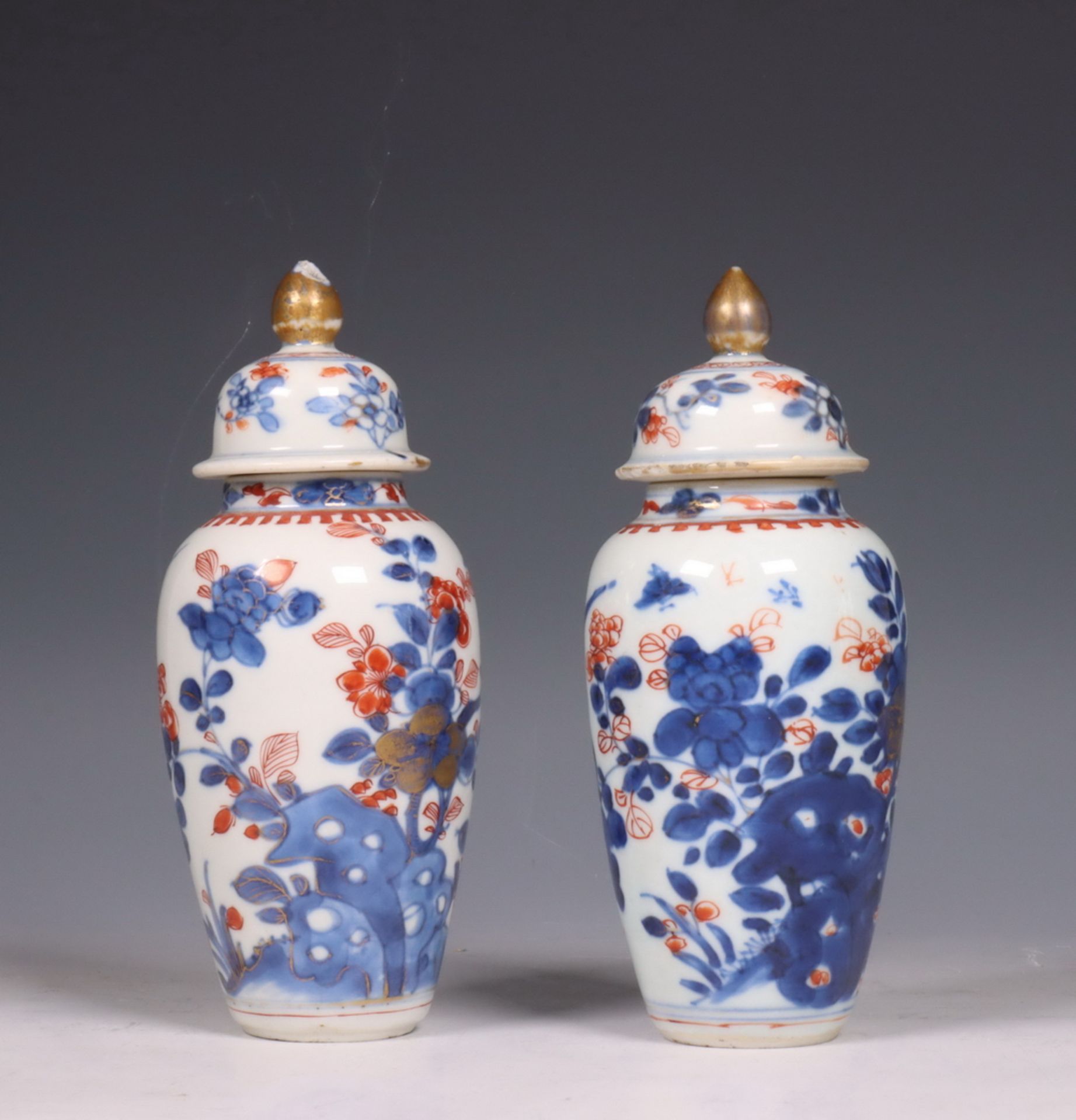 Japan, paar Imari porseleinen dekselvaasjes, 18e eeuw, - Image 5 of 7