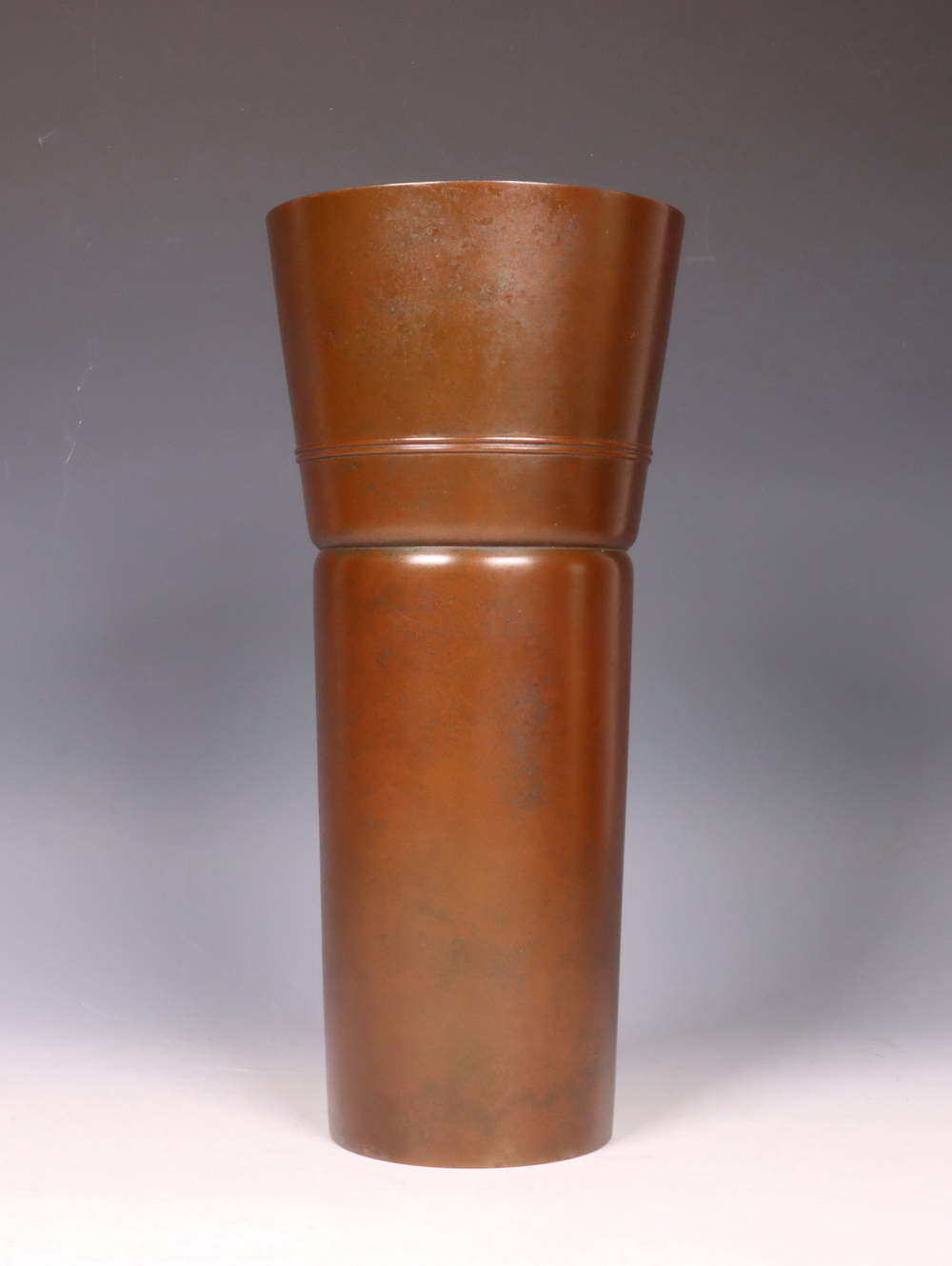 Japan, bruin gepatineerde bronzen vaas, gesigneerd Aida Tomiyasu (1901-1987),