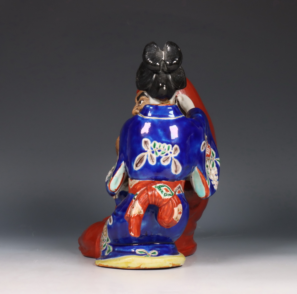 Japan, aardewerken figurengroep van geisha met Durama, 20e eeuw, - Image 3 of 7