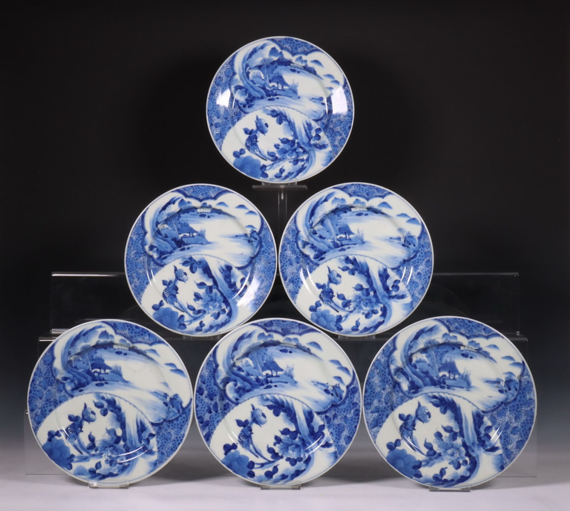 Japan, set van zes blauw-wit porseleinen borden, Meiji periode (1868-1912),