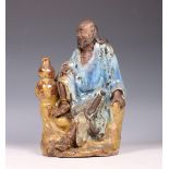 Japan, geglazuurd aardewerken figuur van een monnik, 20e eeuw,